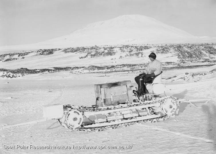 Pria dengan traktor di Antartika.
