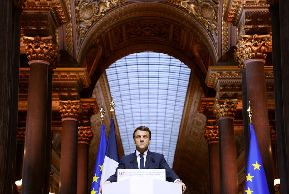 Le président Emmanuel Macron tient une conférence de presse à l'issue d'un sommet des dirigeants de l'UE pour discuter des retombées de l'invasion de la Russie en Ukraine, au château de Versailles, près de Paris, le 11 mars 2022.