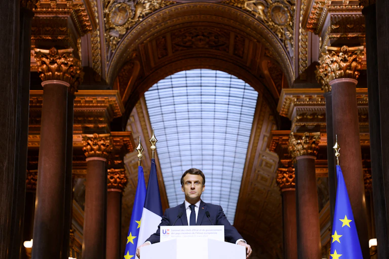 Le président Emmanuel Macron tient une conférence de presse à l'issue d'un sommet des dirigeants de l'UE pour discuter des retombées de l'invasion de la Russie en Ukraine, au château de Versailles, près de Paris, le 11 mars 2022.