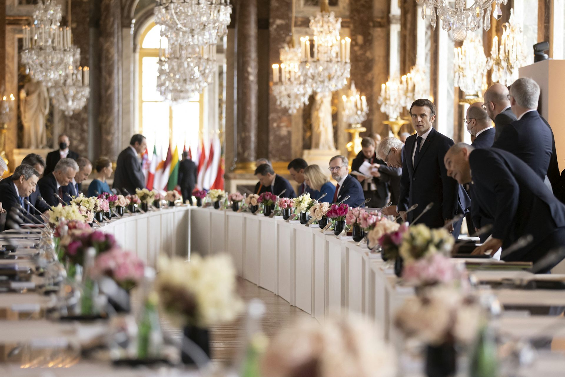Le président français Emmanuel Macron, entouré des chefs d’État de l’UE, participe au sommet des dirigeants européens au château de Versailles, le 11 mars 2022