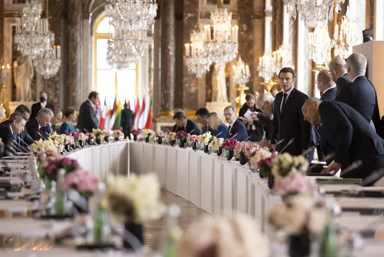 Le président français Emmanuel Macron, entouré des chefs d’État de l’UE, participe au sommet des dirigeants européens au château de Versailles, le 11 mars 2022