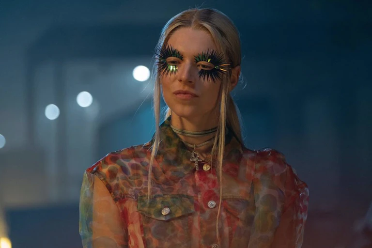 jeune femme avec maquillage exubérant sur les yeux