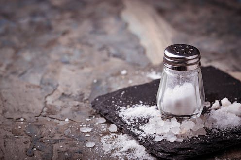 Qué tipo de sal y qué cantidad máxima deberíamos añadir a nuestros platos para disminuir sus riesgos