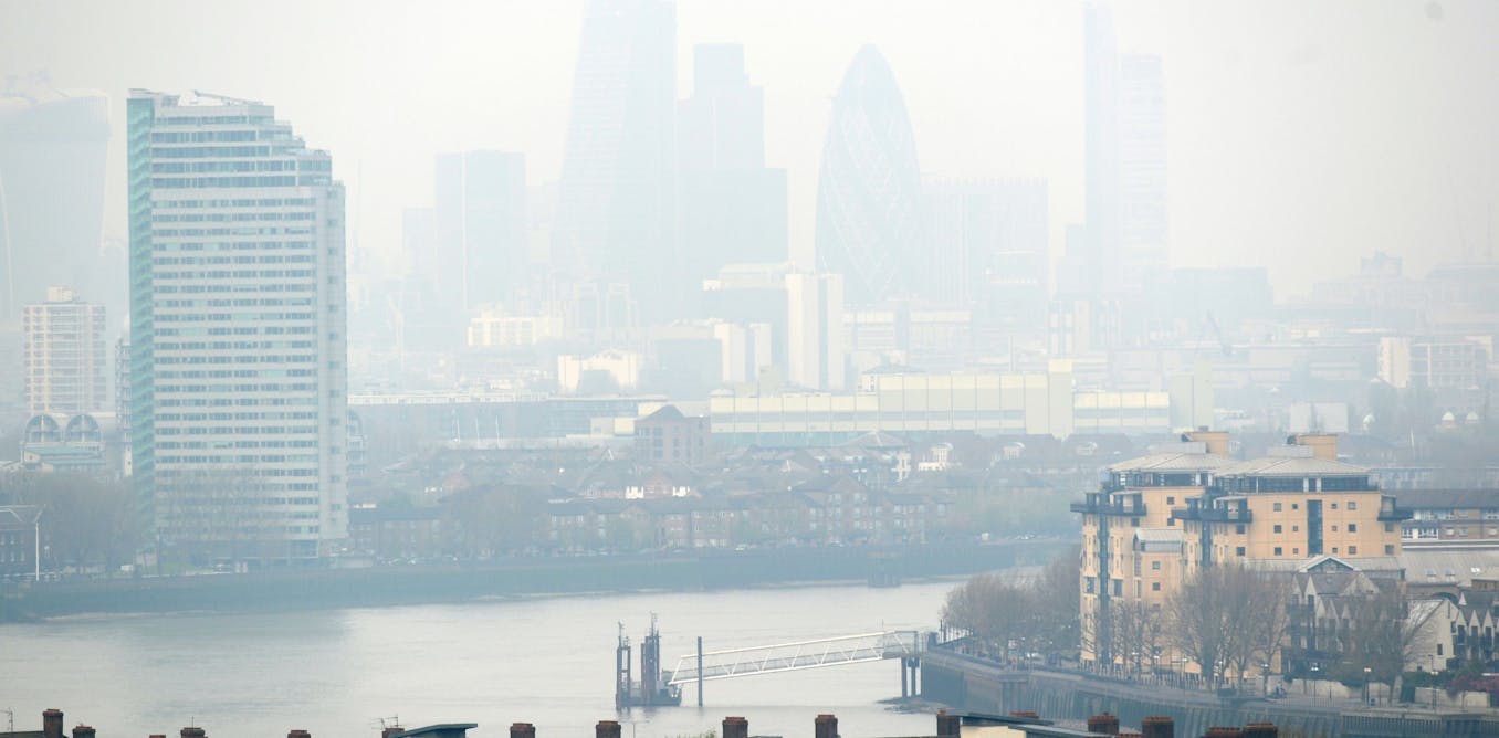 This pollution is gathered in clouds. Air pollution in London. Где больше загрязненный воздух Лондон или Рейкьявик.