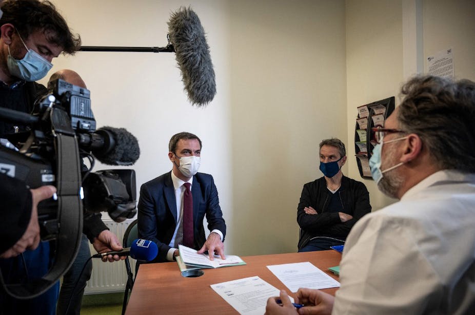 Photo du ministre français de la Santé Olivier Veran participe à une consultation au CHU Estaing lors d'une visite axée sur les usages thérapeutiques du cannabis, le 26 mars 2021 à Clermont Ferrand.