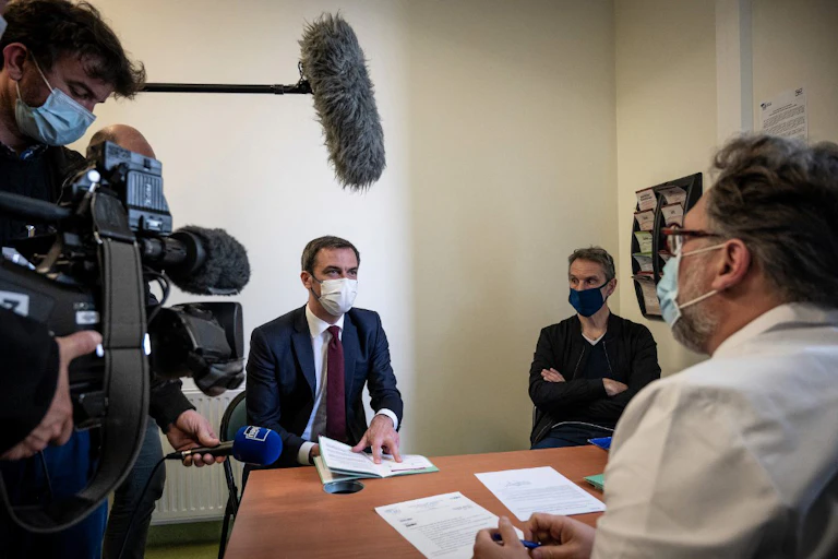 Photo du ministre français de la Santé Olivier Veran participe à une consultation au CHU Estaing lors d'une visite axée sur les usages thérapeutiques du cannabis, le 26 mars 2021 à Clermont Ferrand.