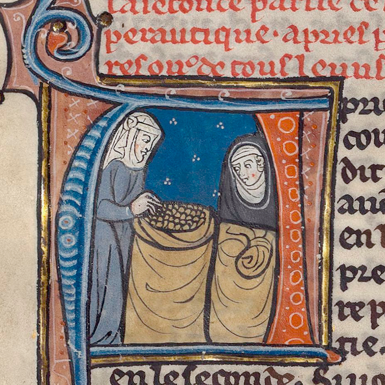 Une peinture de deux femmes en tenue médiévale debout à côté de deux grands sacs de céréales sur un fond bleu.