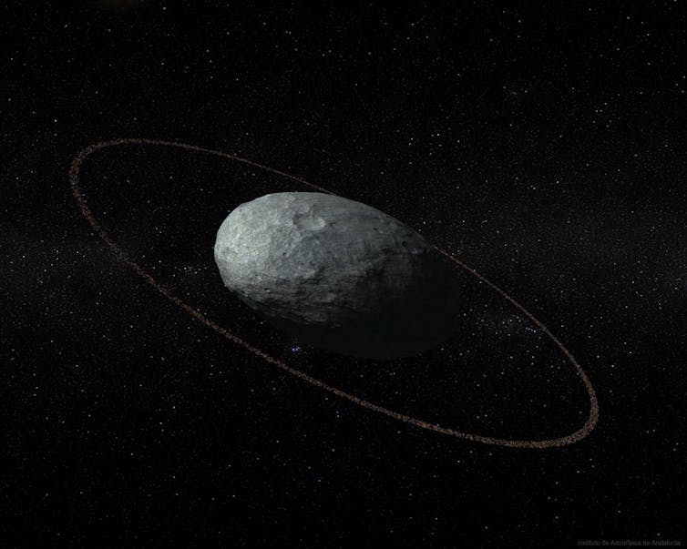 Illustration d'artiste de la planète naine Haumea, un monde de forme ovale entouré de son anneau.