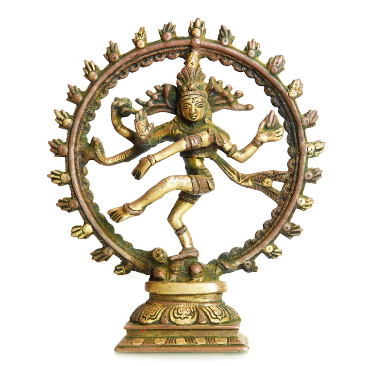 Mały złoty posąg hinduskiego boga Shivy z Nataraja.