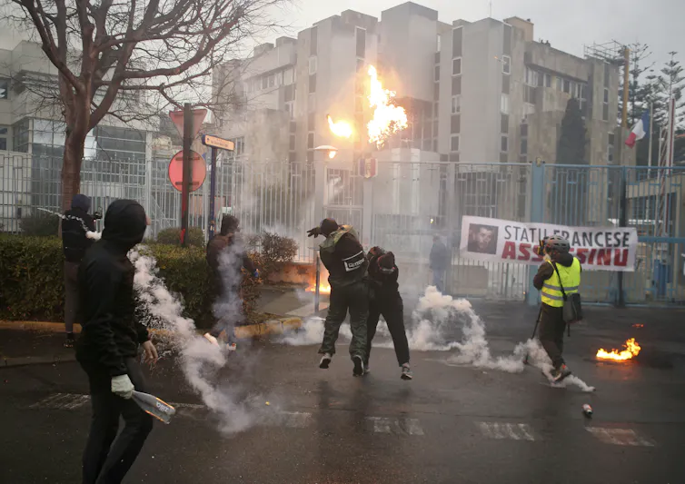 Des manifestants lancent des cocktails molotov à Bastia le 13 mars 2022, à la suite d’un rassemblement de soutien à la figure nationaliste corse Yvan Colonna, une semaine après son agression en prison à Arles