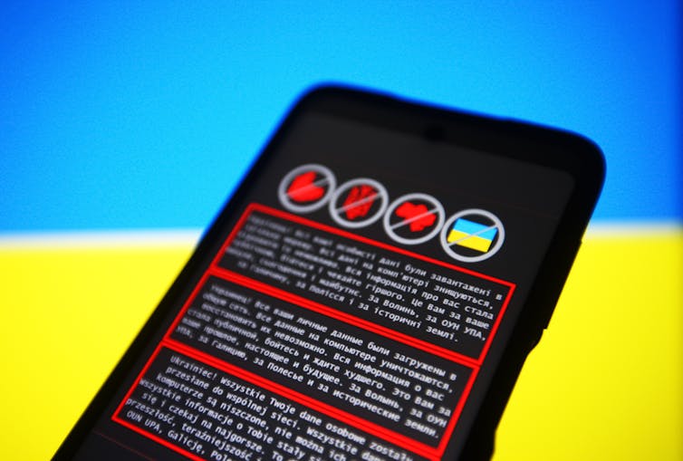 Un écran de smartphone affichant du texte en ukrainien, russe et polonais