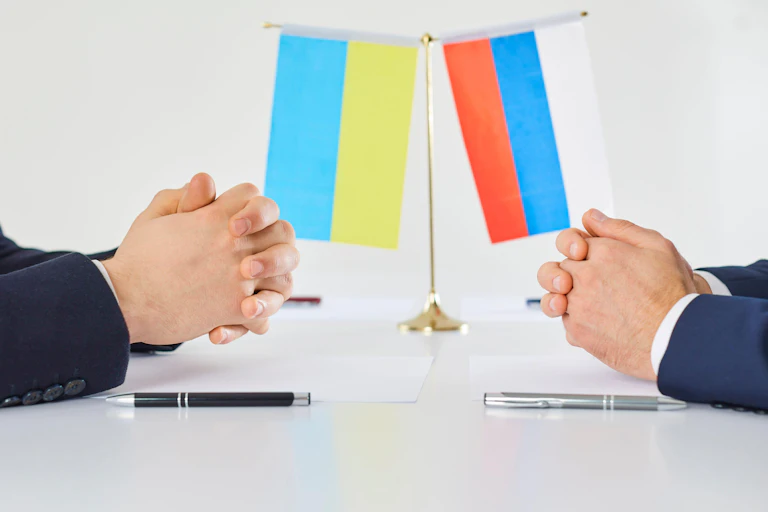 Photo showing two sides of a negotiation between Russia and Ukraine.