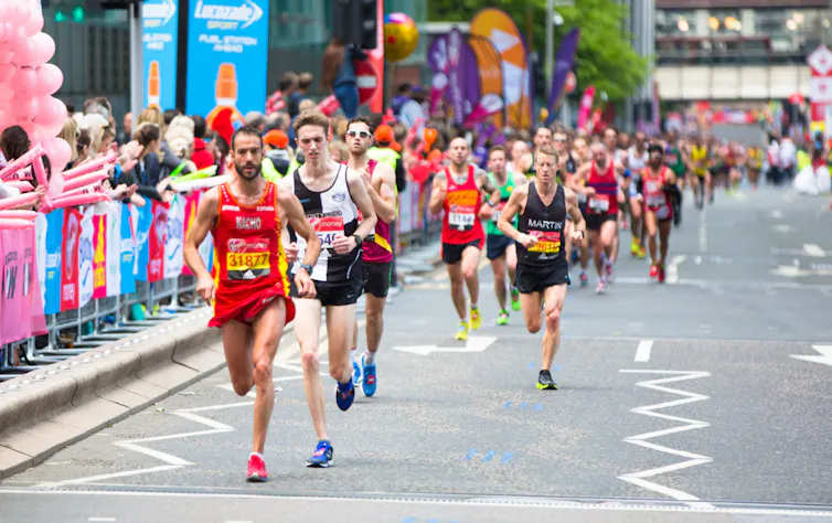 Une groupe de marathoniens est en plein effort
