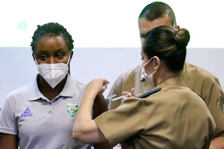 La sprinteuse brésilienne Rosangela Santos reçoit une injection
