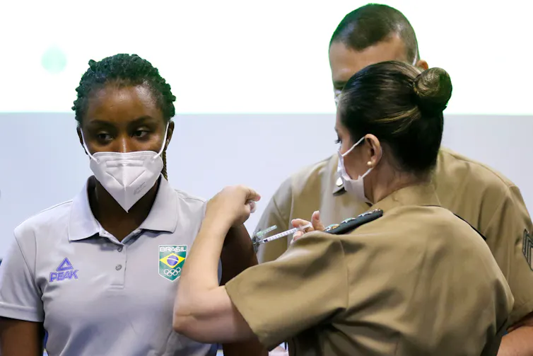 La sprinteuse brésilienne Rosangela Santos reçoit une injection