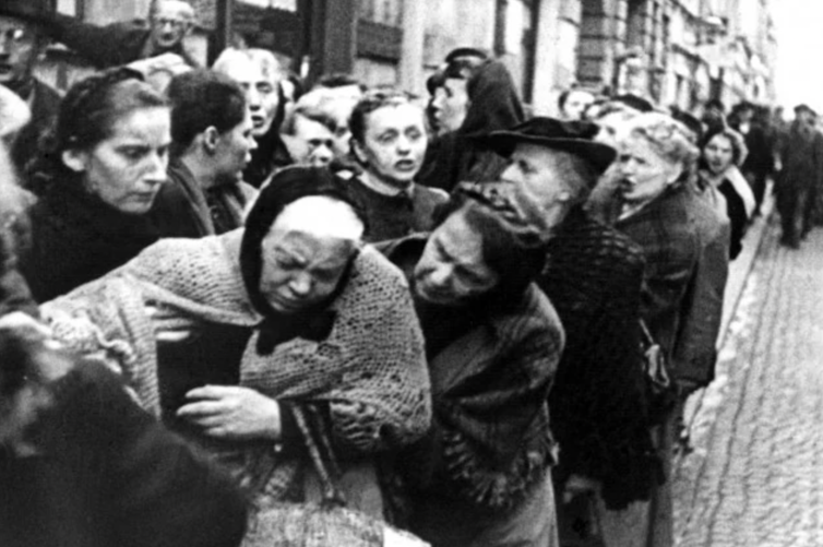 An angry food queue in Frankfurt 1916