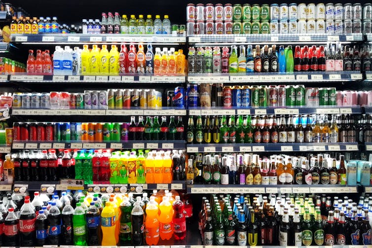 Frigo de supermarché rempli de soda