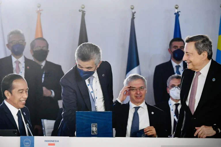 President Joko Widodo (left) and Prime Minister of Italy Mario Draghi with several other state leaders in 2021's G20 meeting.