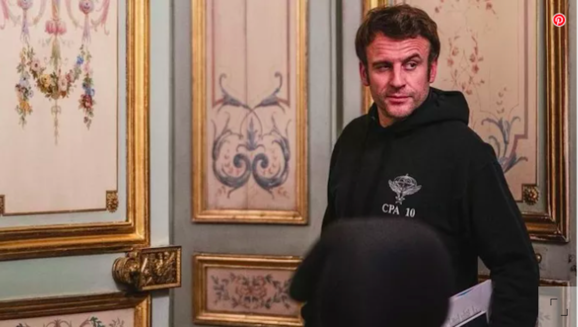 Emmanuel Macron en _hoodie_ à l’Élysée, Paris, le 13 mars 2022