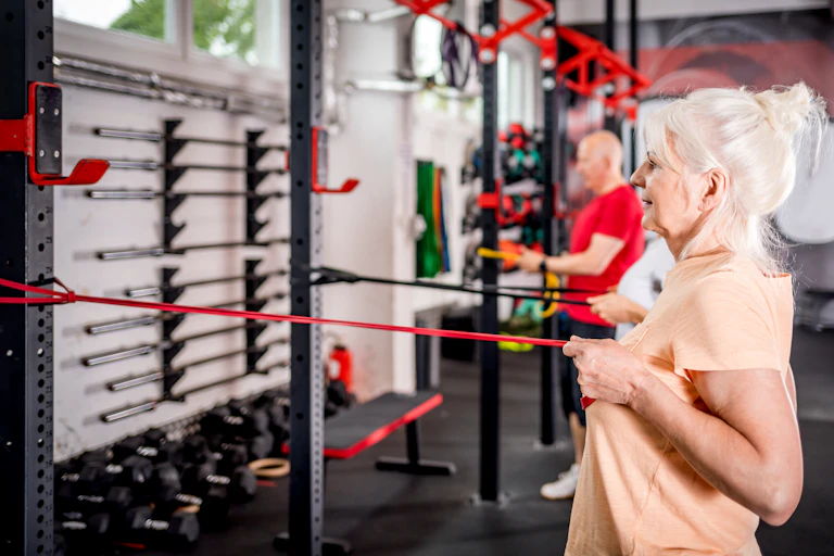 Une femme en entrainement dans un gym