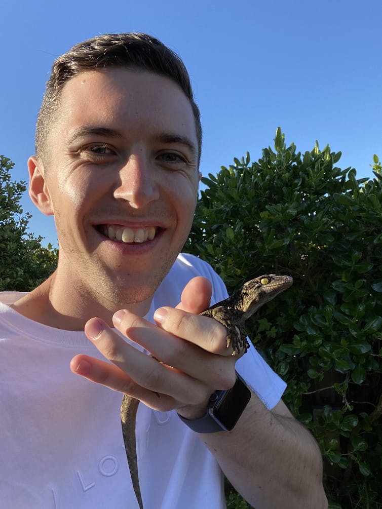 Lachie Scarsbrook with a Duvaucel's gecko (_Hoplodactylus duvauceli_).