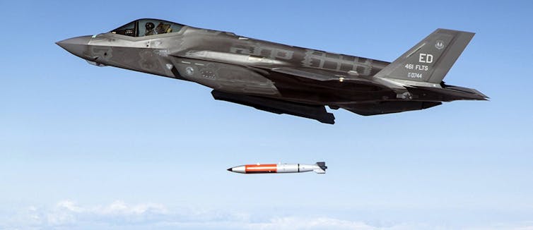 Un avión de la Fuerza Aérea de Estados Unidos realiza un lanzamiento de prueba de una bomba B61-12 en diciembre de 2021. Esa bomba puede alojar una cabeza nuclear para su uso en tiempos de guerra. Los Alamos National Laboratory Un avión de la Fuerza Aérea de Estados Unidos realiza un lanzamiento de prueba de una bomba B61-12 en diciembre de 2021. Esa bomba puede alojar una cabeza nuclear para su uso en tiempos de guerra. Los Alamos National Laboratory