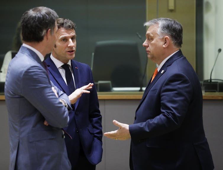 Macron e Orban conversando em uma reunião.