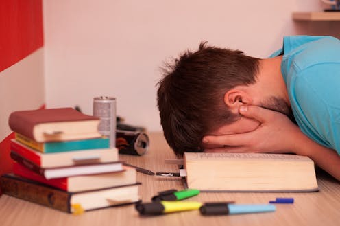 ¿Compaginar trabajo y estudios acaba 'quemando' a los universitarios? ¿Compaginar trabajo y estudios acaba 'quemando' a los universitarios?
