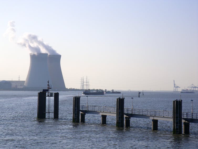 De nombreuses infrastructures critiques sont situées dans des zones basses menacées par l’élévation du niveau de la mer, comme ici à Anvers en Belgique. Gonéri Le Cozannet, CC BY-NC-ND