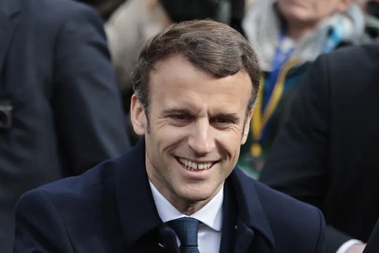 Emmanuel Macron, tout sourire
