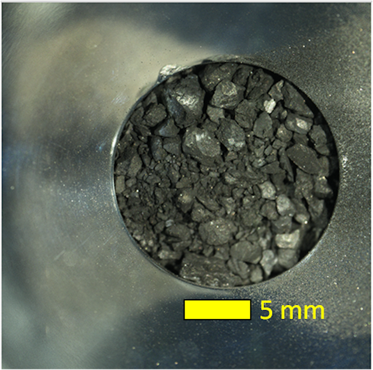 Petits cailloux gris, d’une taille inférieur à 5mm pour les plus gros.