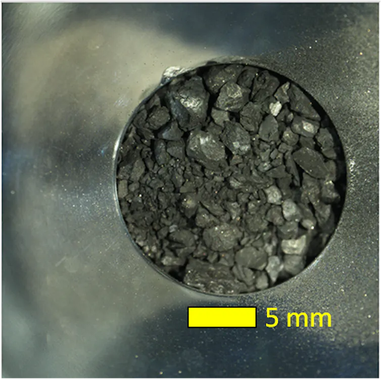 Petits cailloux gris, d’une taille inférieur à 5mm pour les plus gros.
