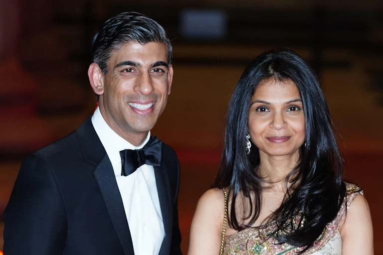 Chancellor Rishi Sunak and his wife Akshata Murty, in glamorous, formal clothes at an event
