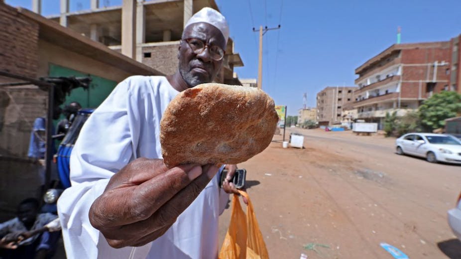 Sudanese buy bread from a bakery in the capital Khartoum on October 11, 2021, as the country is suffering from shortages of wheat and other essential commodities due to the closure of Port Sudan amid ongoing protests.