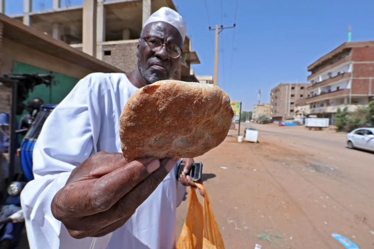 Sudanese buy bread from a bakery in the capital Khartoum on October 11, 2021, as the country is suffering from shortages of wheat and other essential commodities due to the closure of Port Sudan amid ongoing protests.