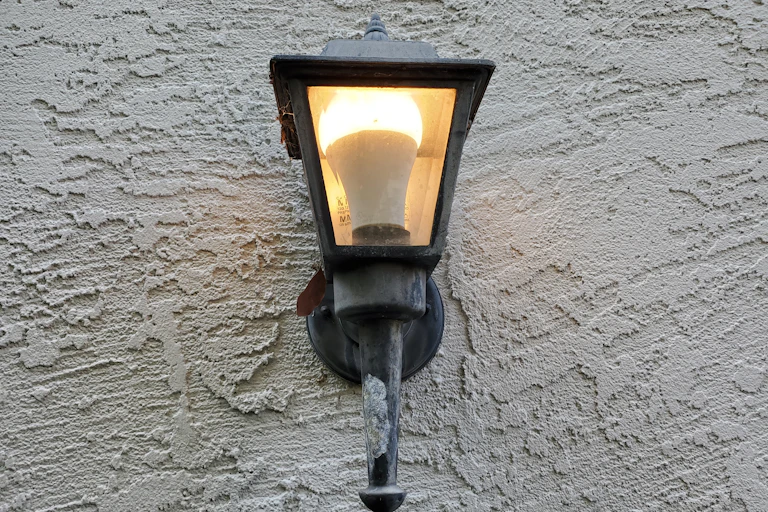 Outdoor light fixture on a California home with a high-efficienty LED bulb