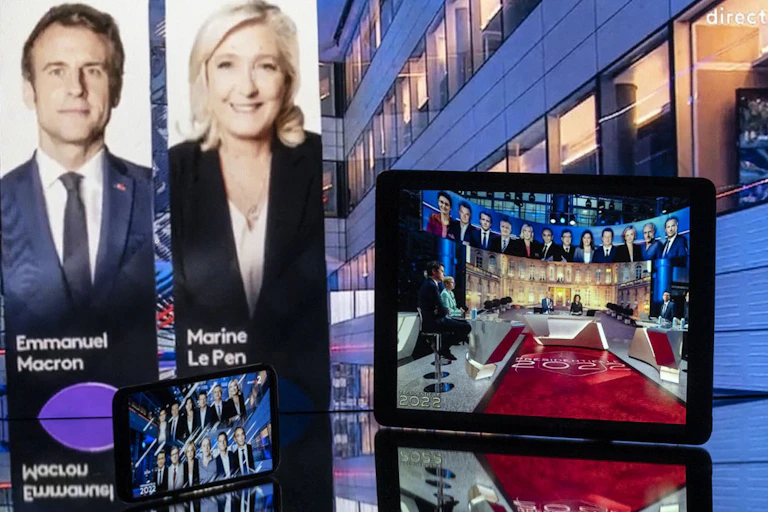 Picture showing the showing the two candidates qualified for the second round of the French election, Emmanuel Macron and Marine Le Pen.