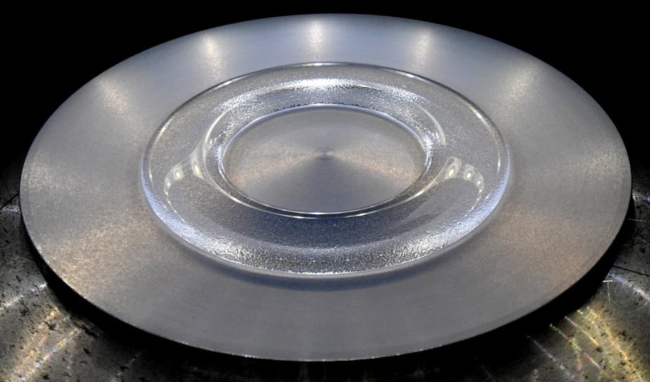 Donut d'eau posé sur un disque métallique