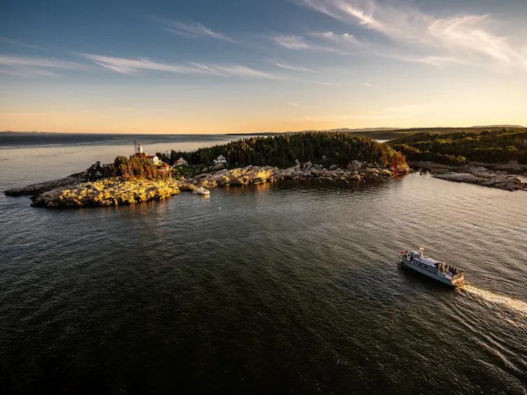 bateau qui se dirige vers une île