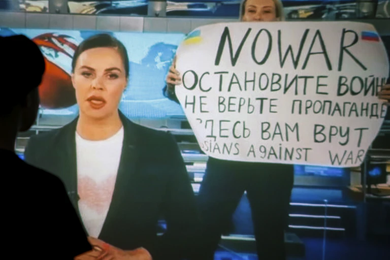 A TV screengrab showing Russian TV producer Marina Ovsyannikova's protest against media complcity in the Russian war in Ukraine.