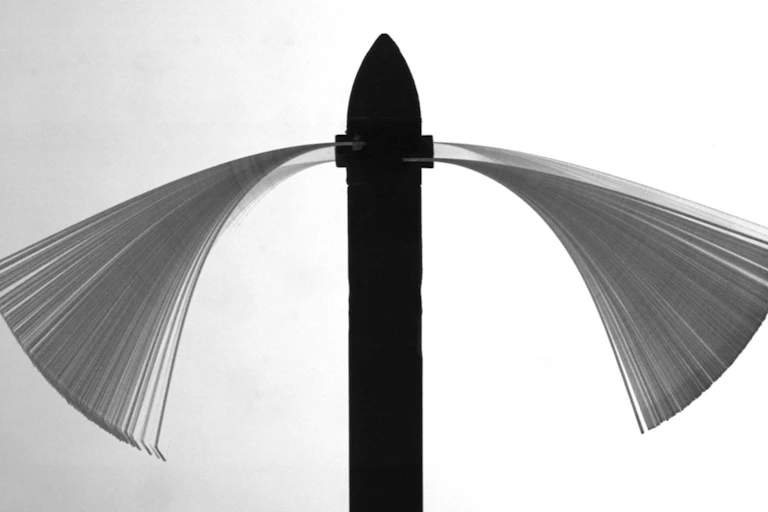 Image composite montrant un rotor dont les deux pales sont légèrement décalées à chaque image, donnant une impression d'éventail.