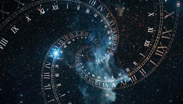 Ilustrace ukazující proužky římských číslic z hodin tváří odvíjející se ve spirále na pozadí hvězd