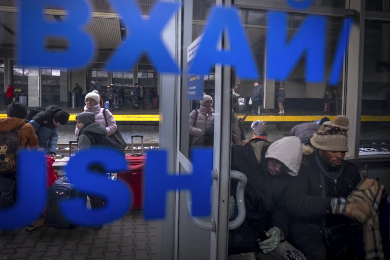 Des gens en attentent dans une gare