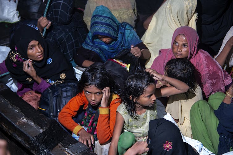 Des femmes et des enfants entassés dans un bateau