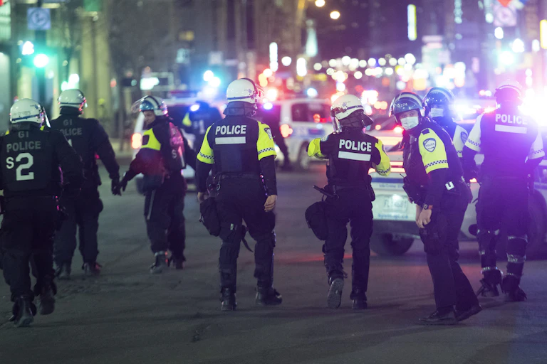 Des policiers déambulent dans une rue d'un centre-ville