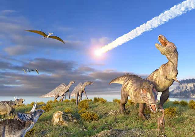 Dinosaurus melihat ke atas dan mengaum saat cahaya putih melesat melintasi langit