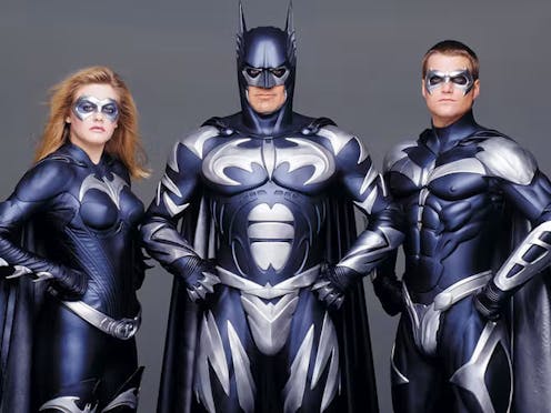 Membahas evolusi kostum Batman dari _The Dark Night_ hingga _The Batman_