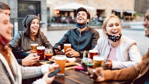 Percibimos que tenemos menos riesgo de contagiarnos de covid-19 con amigos cercanos Percibimos que tenemos menos riesgo de contagiarnos de covid-19 con amigos cercanos