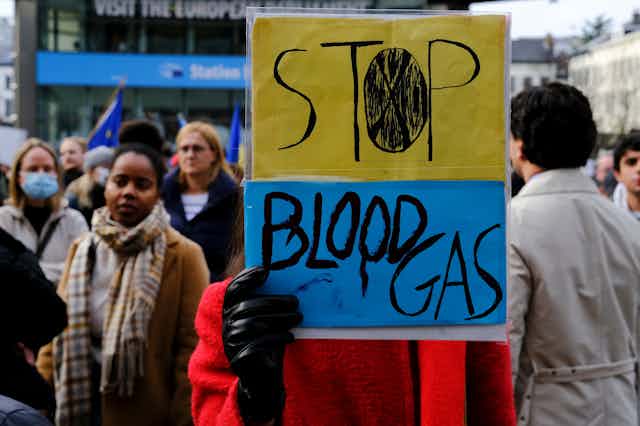 Pancarta en la que pone: "stop, blood gas"
