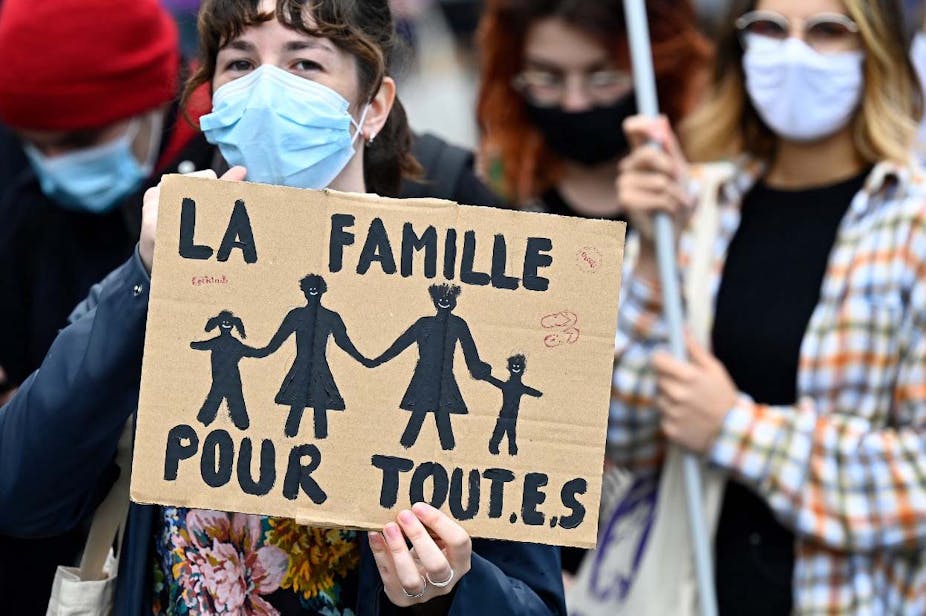 Photo d’une manifestante tenant une pancarte « la famille pour toutes ».
